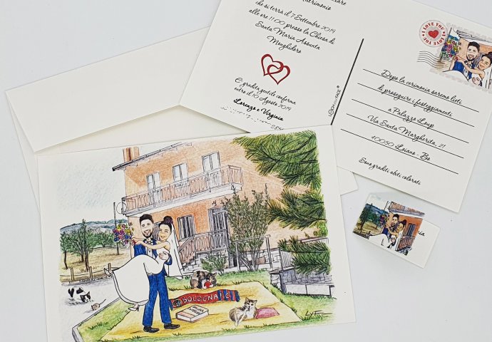 Partecipazione nozze stile cartolina con disegno caricatura fedele di sposa in braccio allo sposo insieme agli amici a 4 zampe. Nello sfondo la propria casa e la campagna.