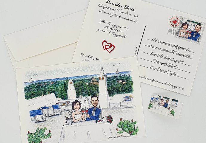 Partecipazione nozze stile cartolina con disegno caricatura fedele di sposi a tavola che brindano su di una terrazza con vista mare.