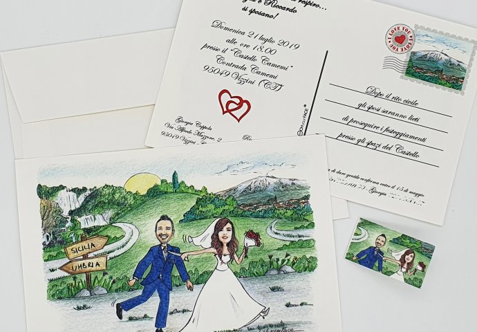 Partecipazione nozze stile cartolina con disegno caricatura fedele di sposa che trascina lo sposo per la cravatta. Nello sfondo a sx la cascata delle Marmore in Umbria e a dx l'Etna in Sicilia.