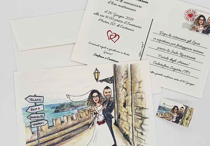 Partecipazione nozze stile cartolina con disegno caricatura fedele di sposi abbracciati sulla terrazza di un castello ad Erice con vista in lontananza del monte Cofano.