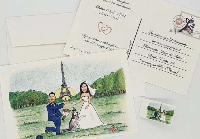 Partecipazione nozze stile cartolina con disegno caricatura fedele di sposo che si dichiara alla sposa porgendole un anello in compagnia del loro cane. Nello sfondo la Tour Eiffel