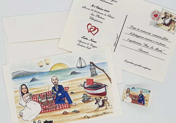 Partecipazione nozze stile cartolina con disegno caricatura fedele di sposi che fanno un picnic in spiaggia in compagnia del loro cagnolino che gli porta il bouquet.