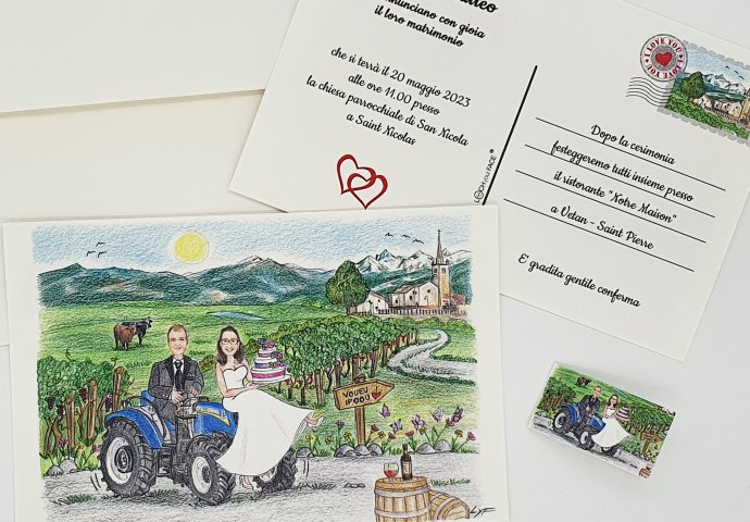 Partecipazione nozze stile cartolina con disegno caricatura fedele di sposi sul trattore con sposa che tiene nelle mani una torta. Nello sfondo la campagna con le mucche, le montagne e la chiesetta.