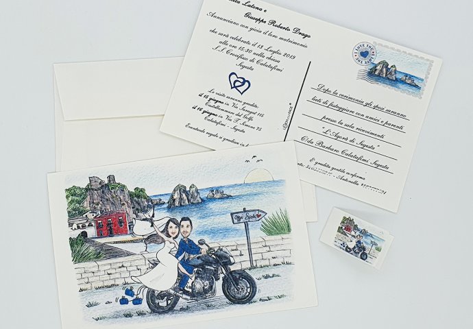 Partecipazione nozze stile cartolina con disegno caricatura fedele di sposi in moto che sfrecciano. Nello sfondo si vedono i faraglioni di Scopello.