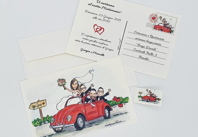 Partecipazione nozze stile cartolina con disegno in Stile Loch di sposi con i due figlioletti che sfrecciano su un maggiolone rosso decappottabile.