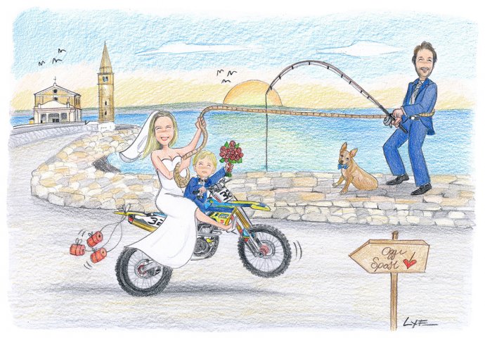 Disegno in stile Loch di sposa che arriva con una moto da cross insieme al figlioletto. Lo sposo mentre li attende pesca insieme all'amico a 4 zampe. Nello sfondo si vede il mare e la chiesetta di Caorle.