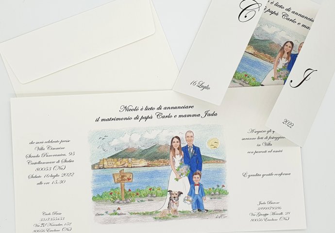 Partecipazione di nozze formato Finestra, personalizzata con Disegno Caricatura Ritratto Fedele di sposi teneramente abbracciati con il figlioletto e la cagnolina. Nello sfondo la splendida vista di Napoli, con il Vesuvio e il Castel dell'Ovo.