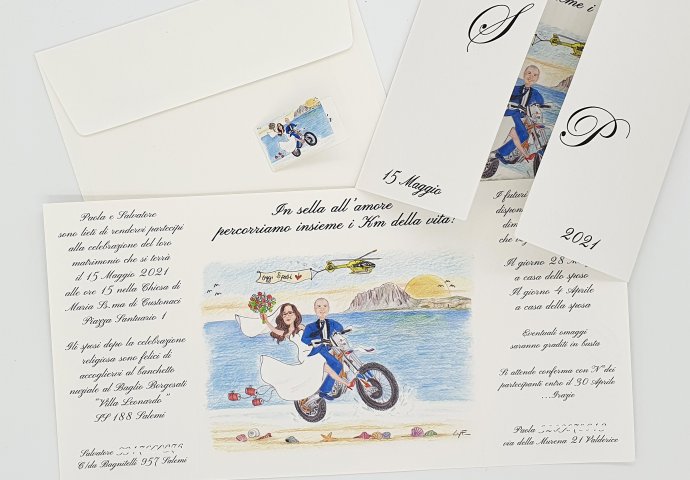 Partecipazione nozze finestra con disegno caricatura fedele di sposi in spiaggia, che sfrecciano in sella alla loro moto. Nel cielo un elicottero con lo striscione "Oggi Sposi"