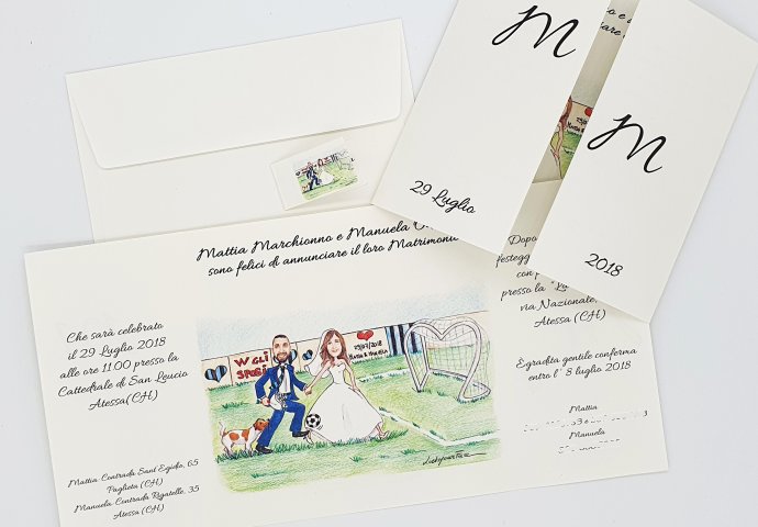 Partecipazione nozze finestra con disegno caricatura fedele di sposi mano nella mano che corrono in un campo da calcio. Lo sposo tifoso dell'Inter, palleggia una palla da calcio e il cane lo insegue.