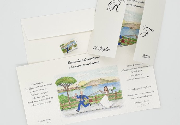 Partecipazione di nozze formato Finestra, personalizzata con Disegno Caricatura Ritratto Fedele di Sposa che prende per il lazzo lo sposo che tenta di fuggire. Nello sfondo vista Napoli.