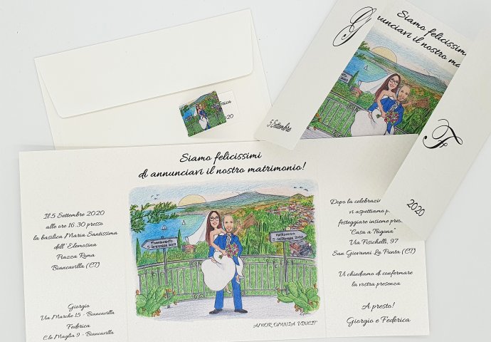 Partecipazione nozze finestra con disegno caricatura fedele di sposi su una terrazza che si affaccia sul Golfo di Napoli. La sposa fa il segno di vittoria a cavalcioni sullo sposo.  