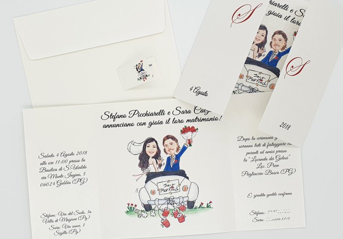 Partecipazione nozze finestra con disegno caricatura fedele di sposi su un maggiolone bianco.