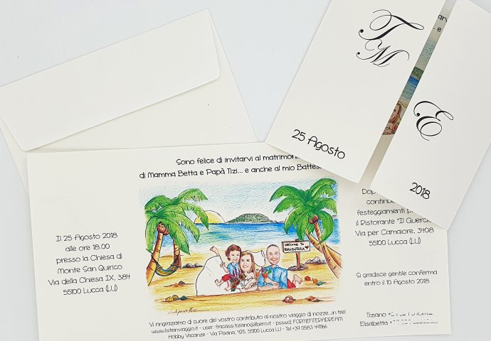 Partecipazione nozze finestra con disegno caricatura fedele di sposi che brindano insieme al figlioletto sdraiati in una spiaggia caraibica.