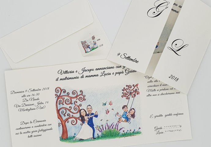 Partecipazione nozze finestra con disegno caricatura fedele di sposi che ballano sotto all'albero della vita e i fratellini si dondolano su un'altalena.