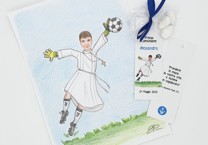 Segnalibro per comunione personalizzato con disegno in stile caricatura fedele di bambino con la tunica che fa il portiere e para la palla.
