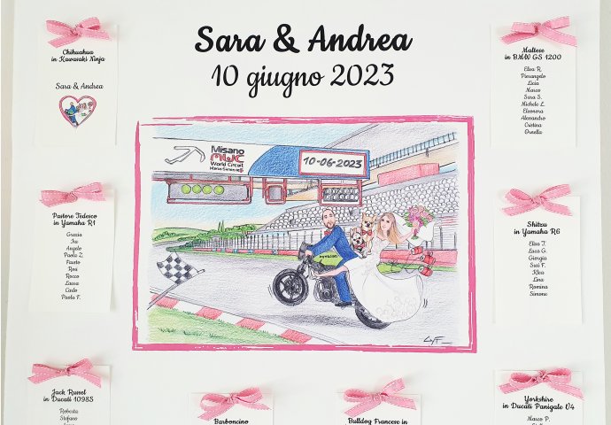 Dettaglio Tableau de Mariage e talloncini personalizzati con disegno caricatura fedele di sposi in moto e testi