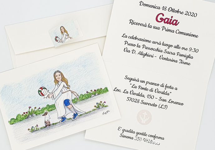 Invito standard basso alto per comunione con disegno stile scenetta caricatura fedele di bambina con tunica che gioca a pallavolo con il suo coniglietto.