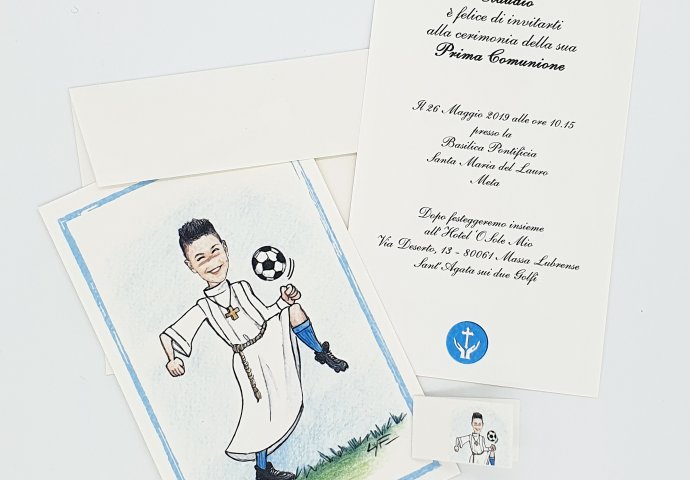 Invito a cartolina per comunione, personalizzato con scenetta in stile Loch di bambino in tunica che palleggia con la palla da calcio 