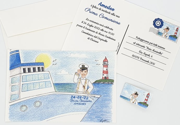 Invito a cartolina per comunione, personalizzato con scenetta in stile caricatura fedele di bambino in tunica con il cappello da capitano di marina su una nave. In lontananza si vede il faro.