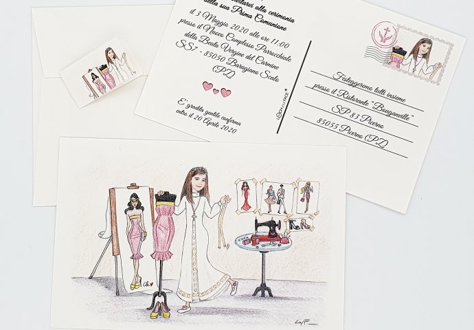 Invito a cartolina per comunione, personalizzato con scenetta in stile caricatura fedele di bambina in tunica che sogna di fare la stilista nel suo atelier