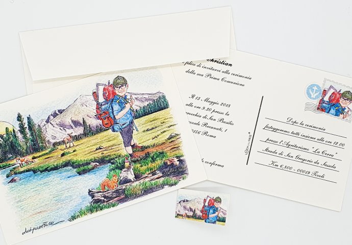 Invito a cartolina per comunione personalizzato con scenetta in stile caricatura fedele di bambino vestito da scout in un paesaggio di montagna