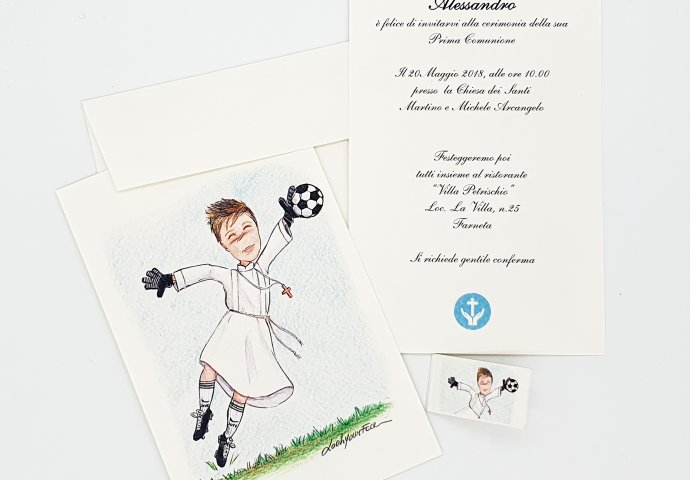Invito a cartolina per comunione personalizzato con scenetta in stile Loch di bambino in tunica che para una palla da calcio 