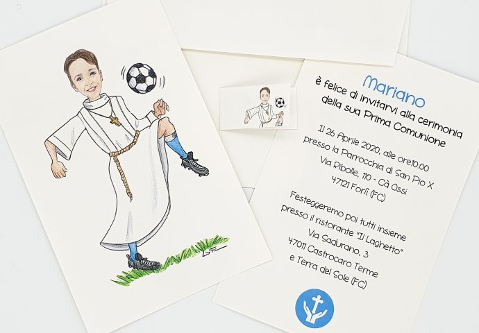 Invito a cartolina per comunione personalizzato con scenetta in stile Loch di bambino in tunica che palleggia con la palla da calcio 