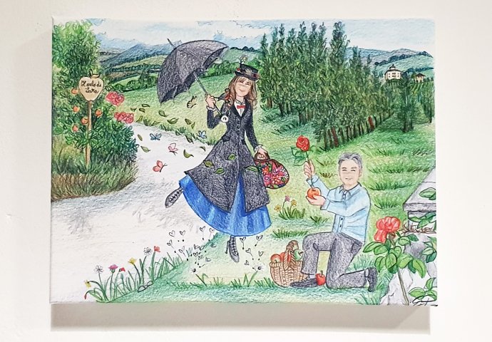Tela 30x40 personalizzata con stampa Scenetta caricatura fedele pensata per regalo di compleanno. Festeggiata che arriva come Mary Poppins mentre il marito coltivatore di mele, le porge una mela ed una rosa. Nello sfondo i meleti di Nanno.