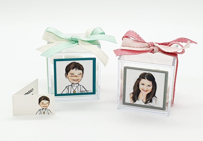 Scatolina plexiglas porta confetti completa di etichetta adesiva personalizzata con disegno bambina/o in stile ritratto fedele e in stile Loch