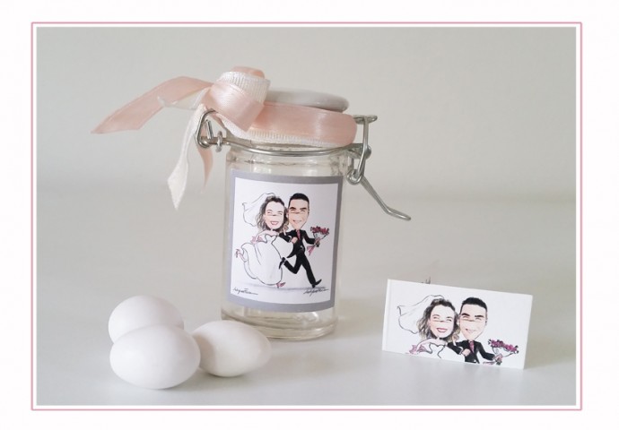 Barattolino di vetro porta confetti completo di etichetta adesiva personalizzata con disegno caricatura fedele di sposi che corrono