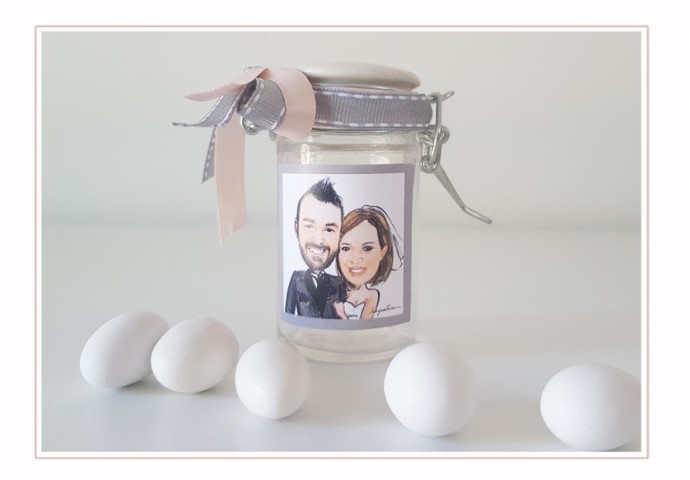 Barattolino di vetro porta confetti con etichetta adesiva personalizzata con disegno caricatura fedele di sposi
